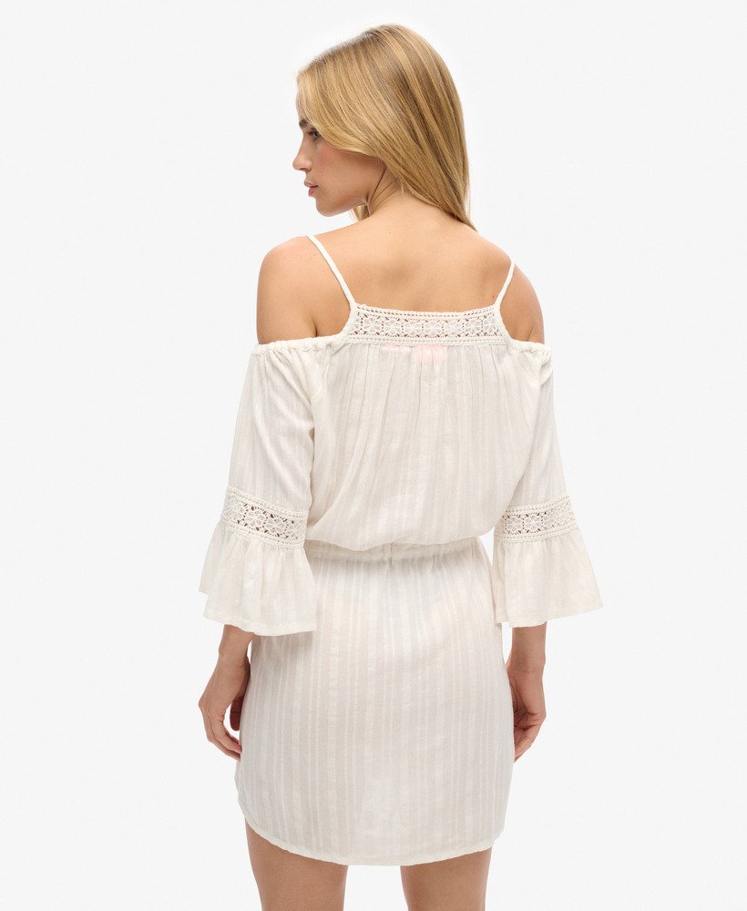 sukienka mini z odkrytymi ramionami w kolorze off white