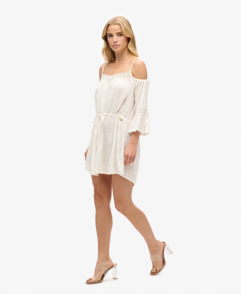 sukienka mini z odkrytymi ramionami w kolorze off white