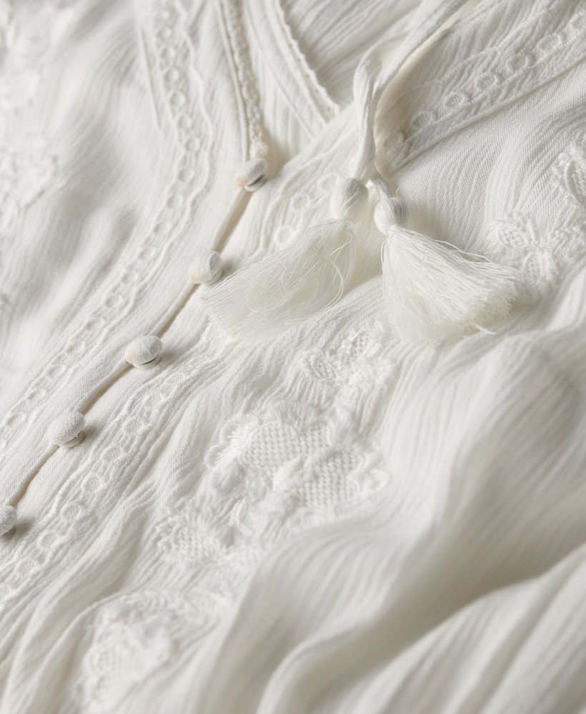 haftowana sukienka midi z warstwami w kolorze off white
