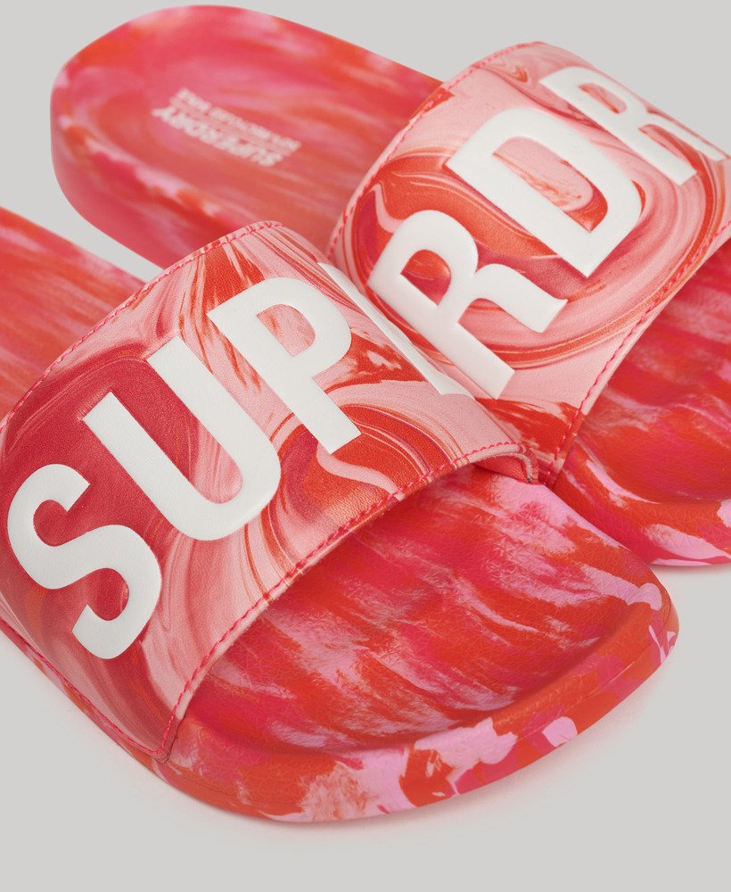 marmurowe wegańskie suwaki basenowe w kolorze hyper fire pink aop