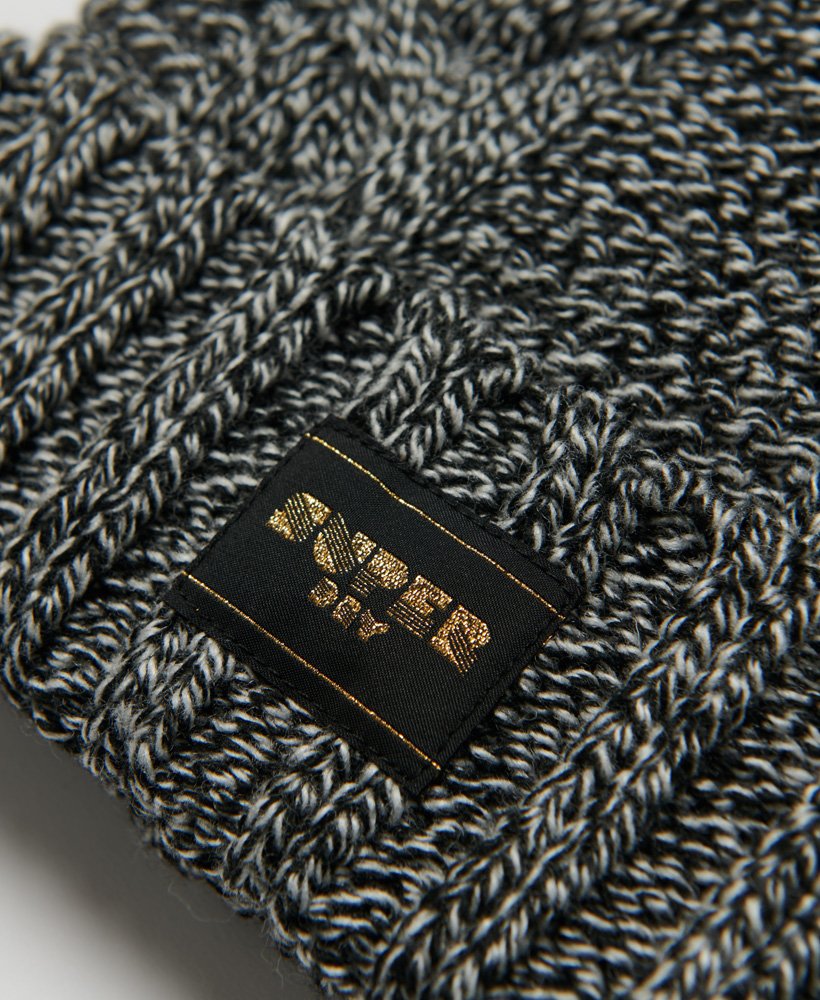 czapka beanie z dzianiny kablowej w kolorze czarnej fleki