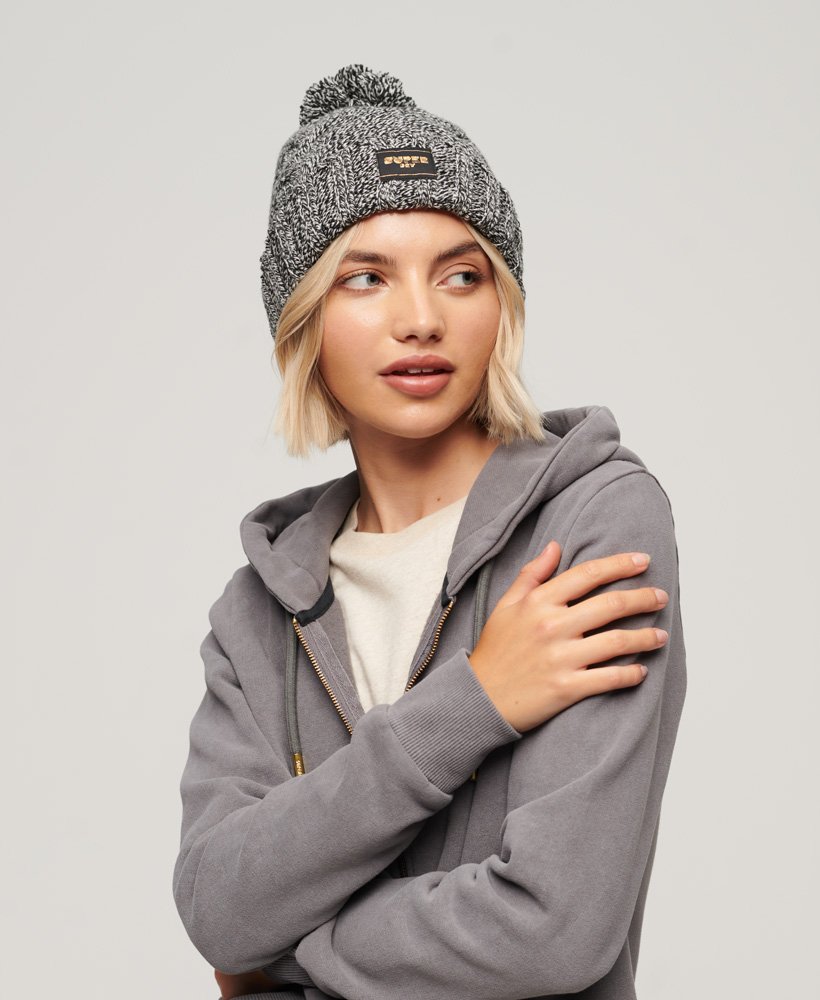 czapka beanie z dzianiny kablowej w kolorze czarnej fleki