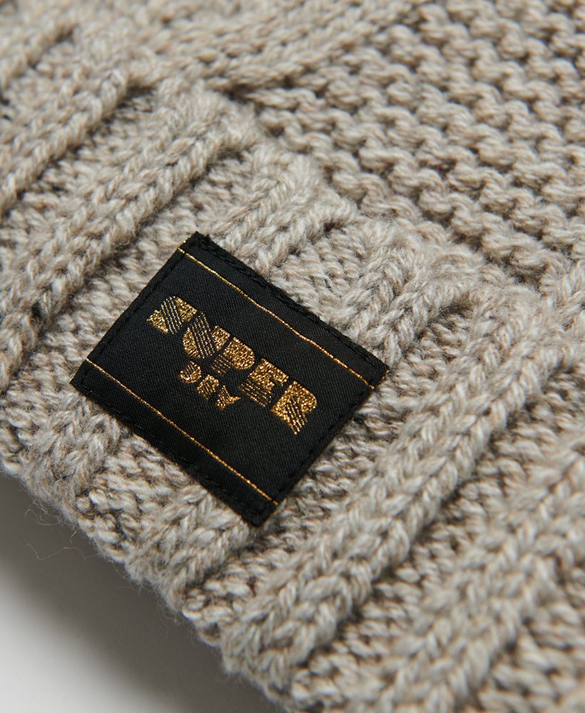 czapka beanie z dzianiny kablowej w kolorze beżowo-oaty