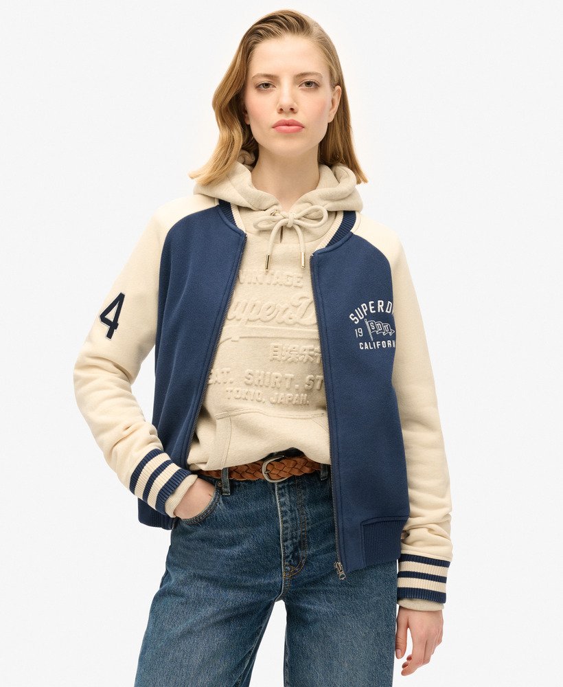 kurtka bomberka college script graphic jersey w kolorze atlantic navy