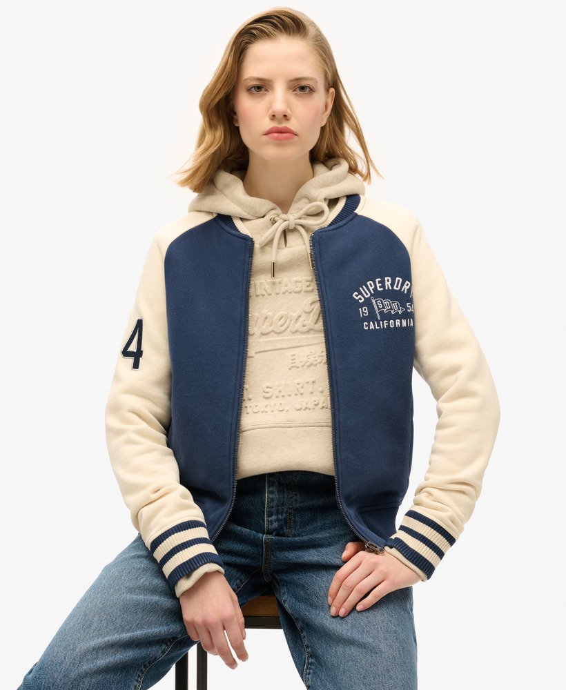 kurtka bomberka college script graphic jersey w kolorze atlantic navy