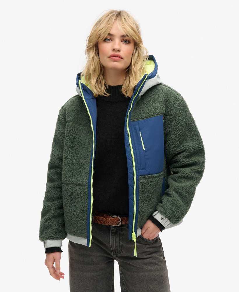 kurtka typu sherpa z kapturem w kolorze laurowym khaki
