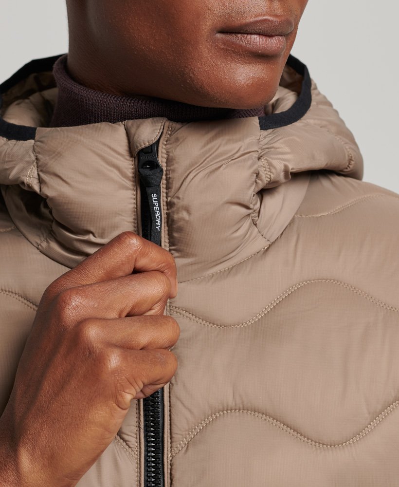 lekka ocieplana kurtka z kapturem w kolorze fossil brown