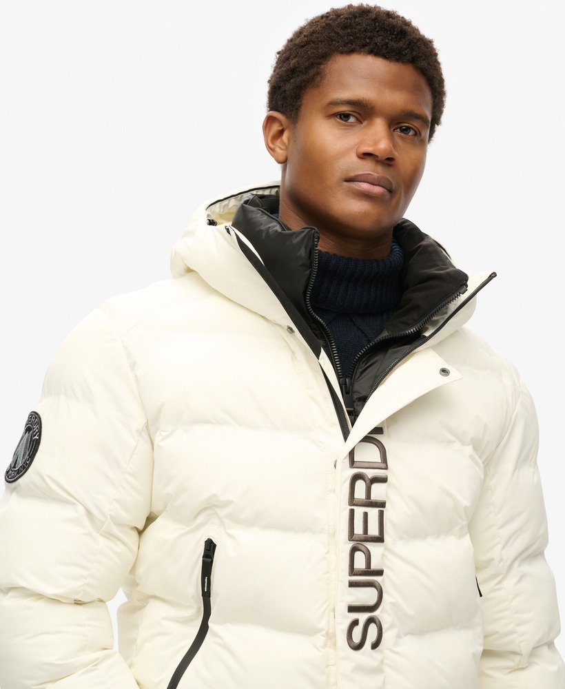 kurtka pikowana z kapturem city graphic w kolorze off white