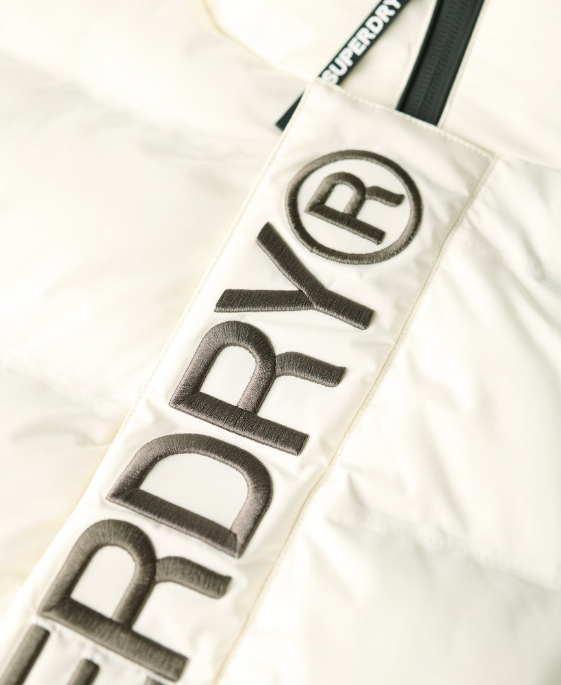 kurtka pikowana z kapturem city graphic w kolorze off white