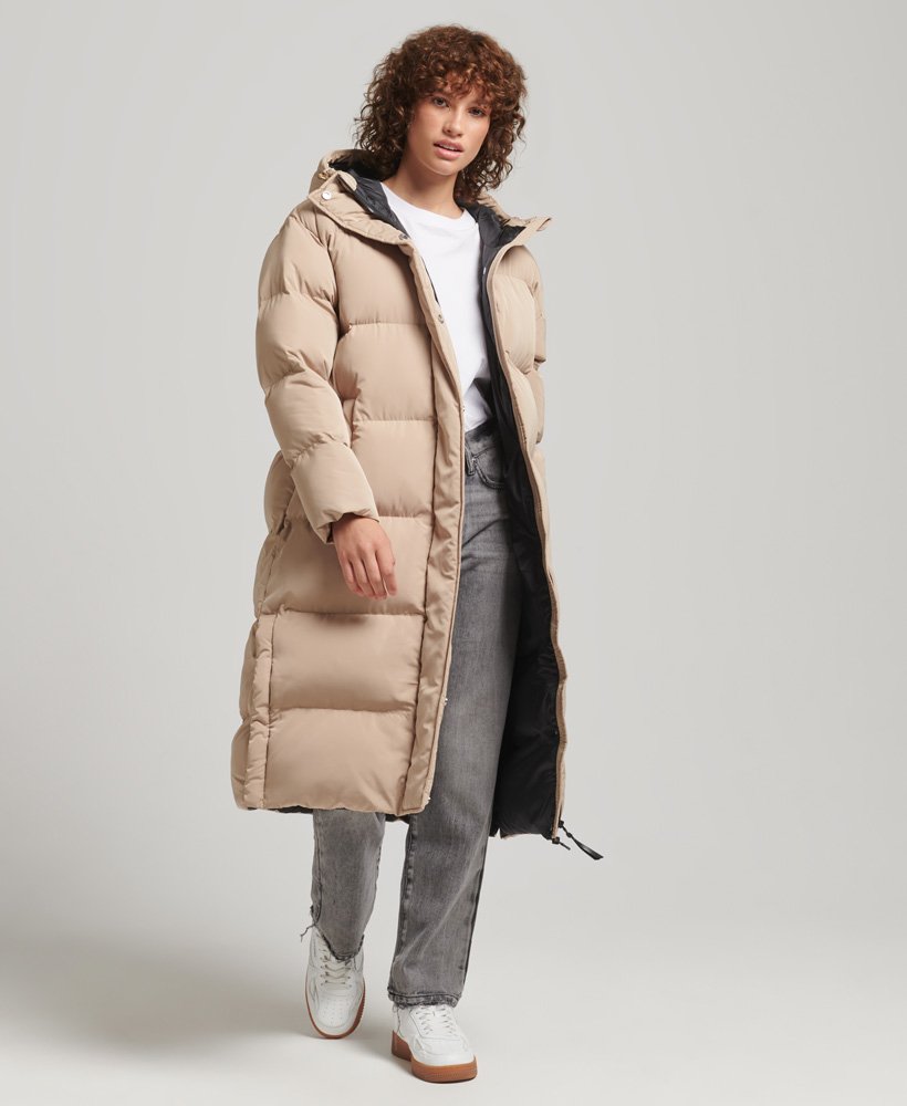 długa kurtka puchowa z kapturem w kolorze shaker beige