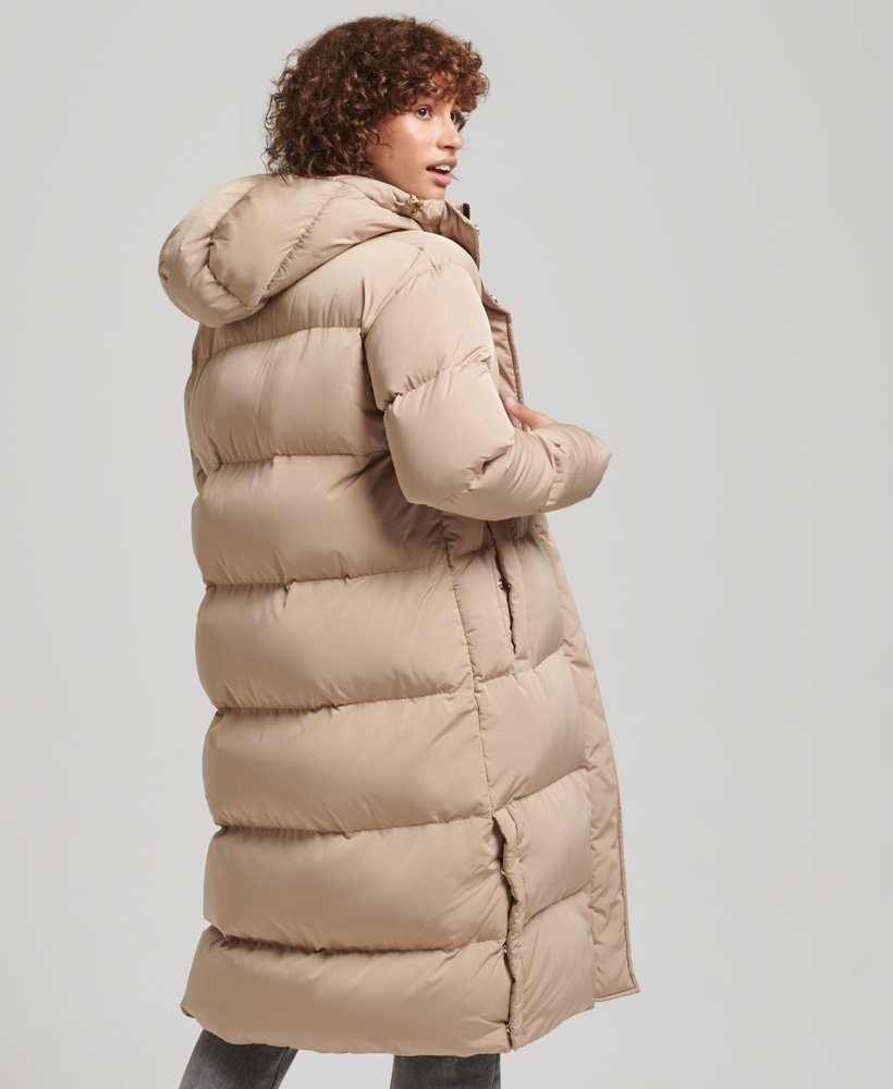 długa kurtka puchowa z kapturem w kolorze shaker beige