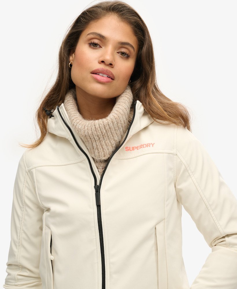 kurtka softshell z kapturem code trekker w kolorze białym ryżowym