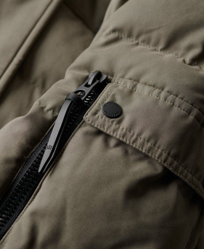 długa parka z kapturem ze sztucznego futra w kolorze ciemnego khaki