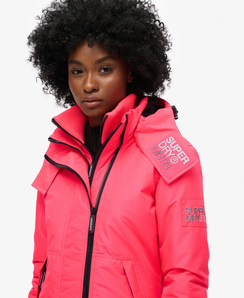 kurtka wiatrówka z kapturem mountain w kolorze hyper fire pink