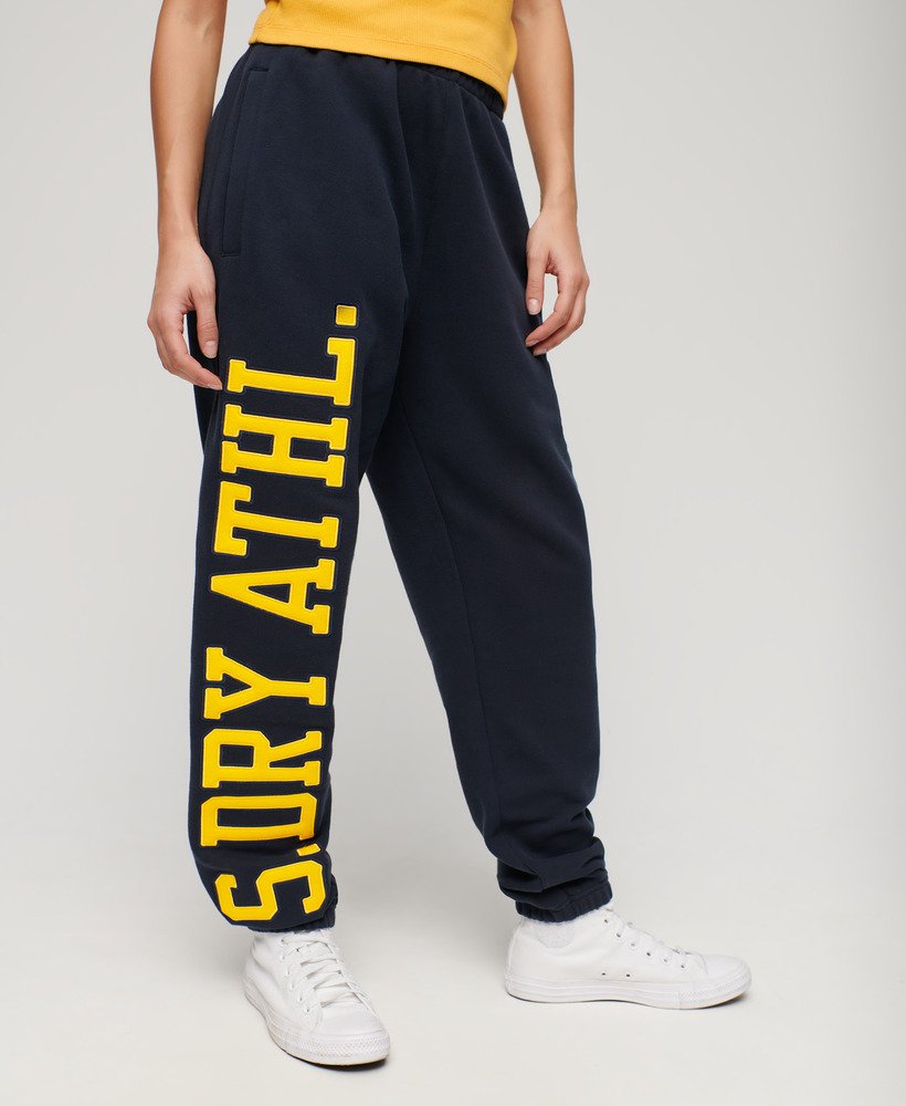 spodnie dresowe boyfriend jogger z logo uczelni w kolorze eclipse navy