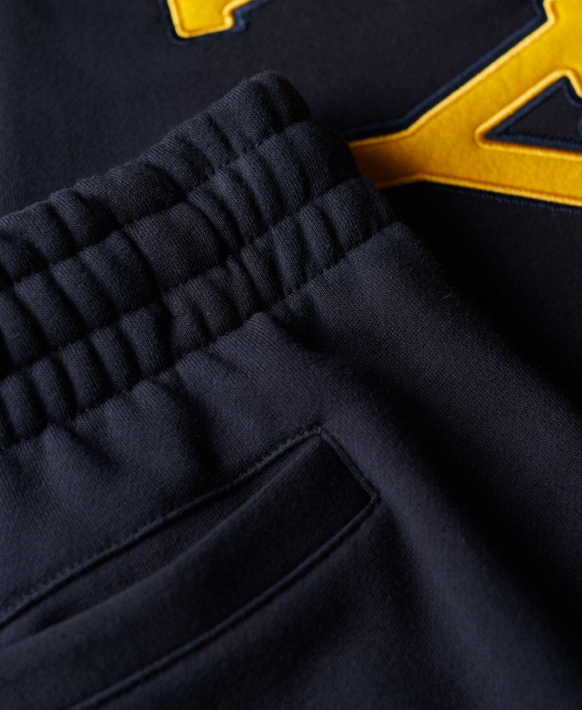 spodnie dresowe boyfriend jogger z logo uczelni w kolorze eclipse navy