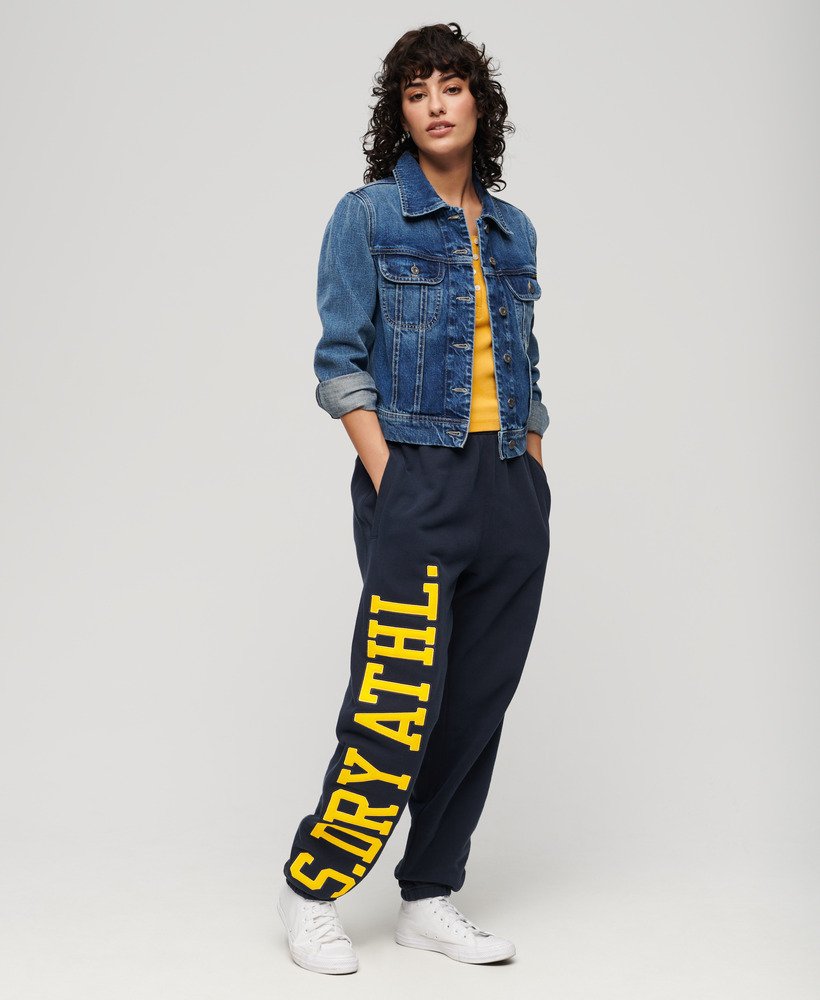 spodnie dresowe boyfriend jogger z logo uczelni w kolorze eclipse navy