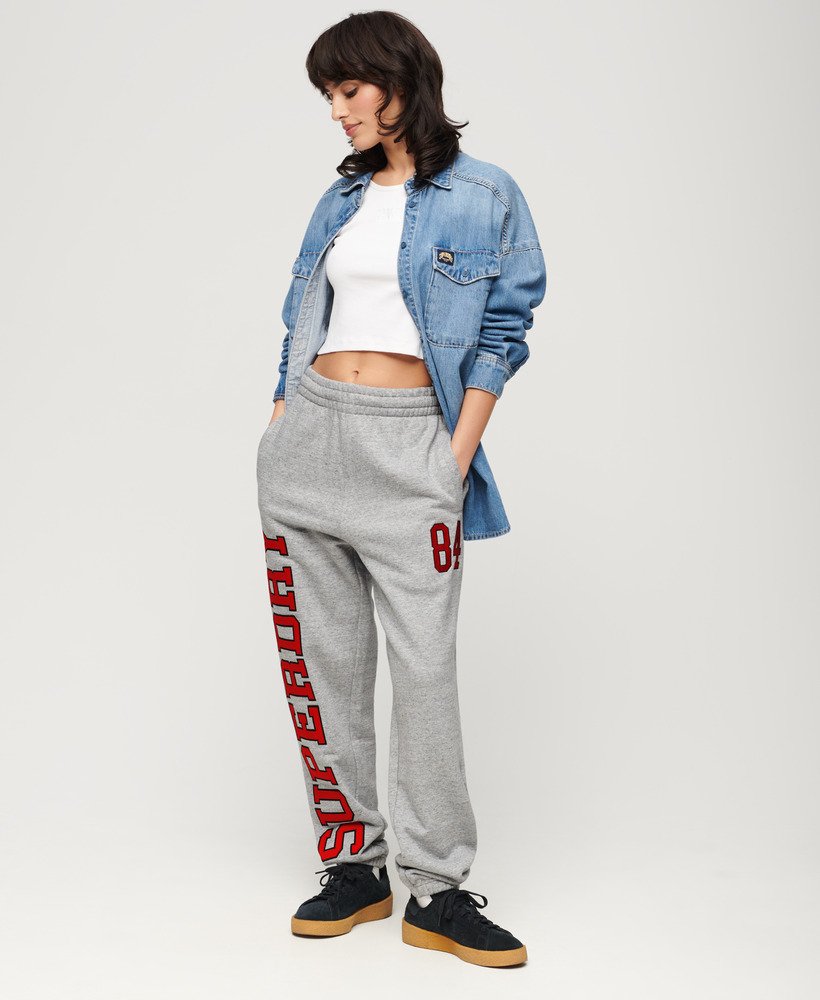 spodnie dresowe boyfriend z logo uczelni w kolorze athletic grey marl