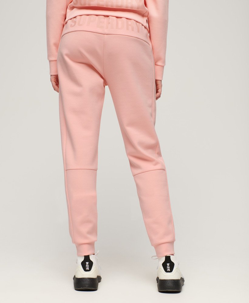 spodnie dresowe sports tech slim joggers w kolorze brzoskwiniowo-perłowym