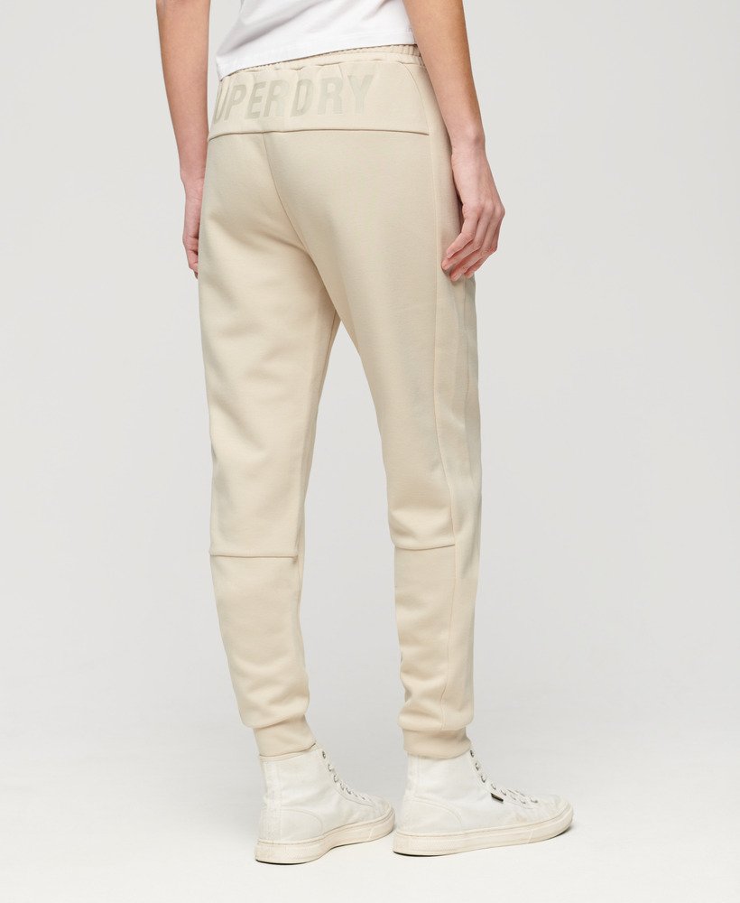 spodnie dresowe sports tech slim joggers w kolorze pelikana w beżu