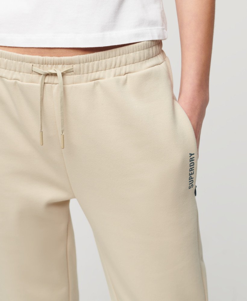 spodnie dresowe sports tech slim joggers w kolorze pelikana w beżu