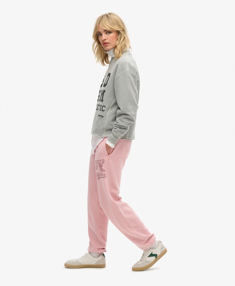 spodnie dresowe athletic essentials vintage washed graphic w kolorze soft pink