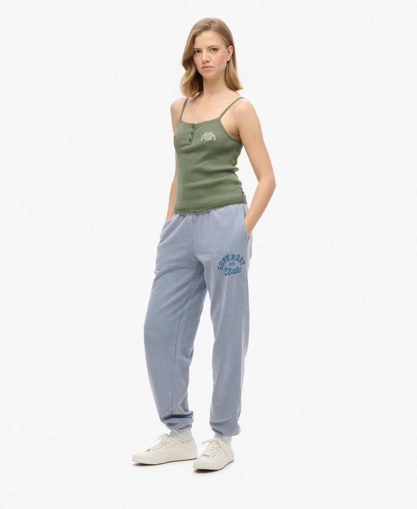 spodnie dresowe athletic essentials vintage washed graphic w kolorze tidal blue