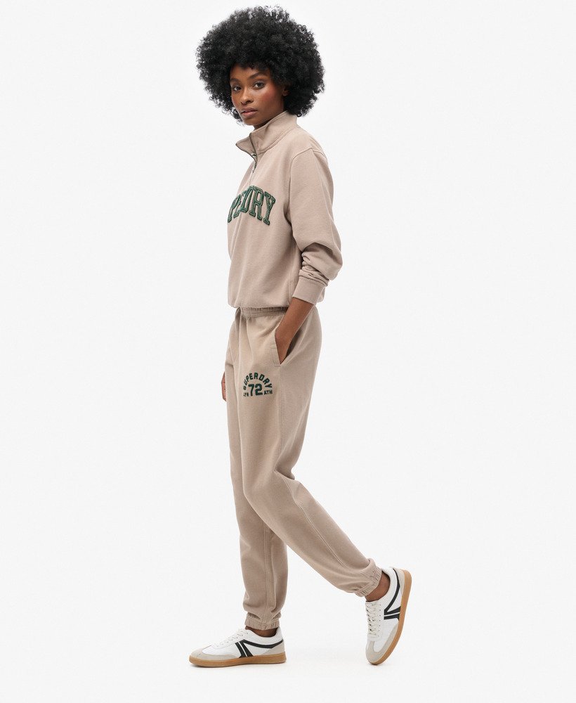 spodnie dresowe athletic essentials boyfriend w kolorze cobblestone grey