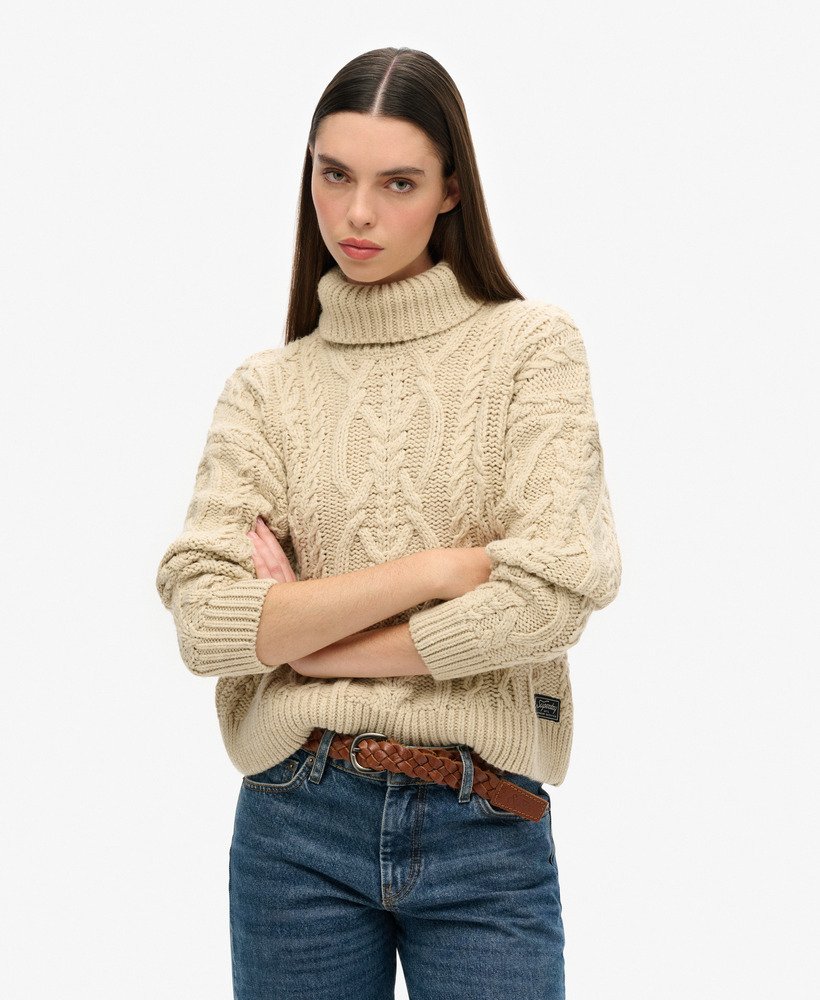 sweter z golfem z dzianiny kablowej w kolorze ecru