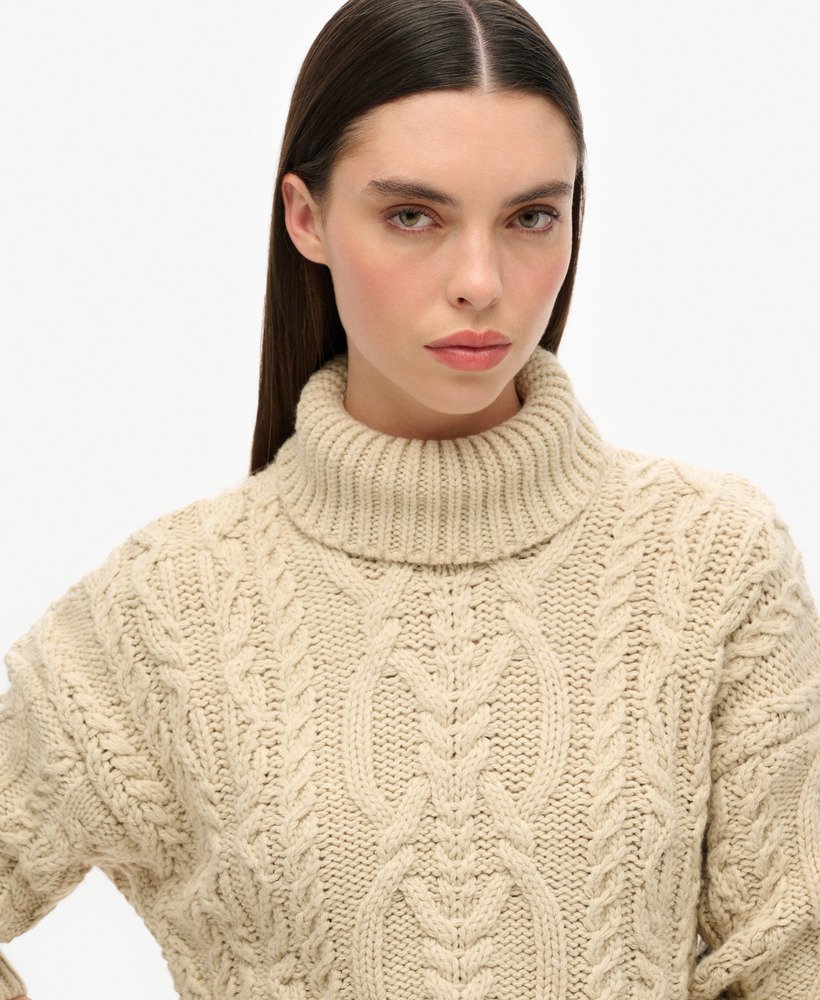 sweter z golfem z dzianiny kablowej w kolorze ecru