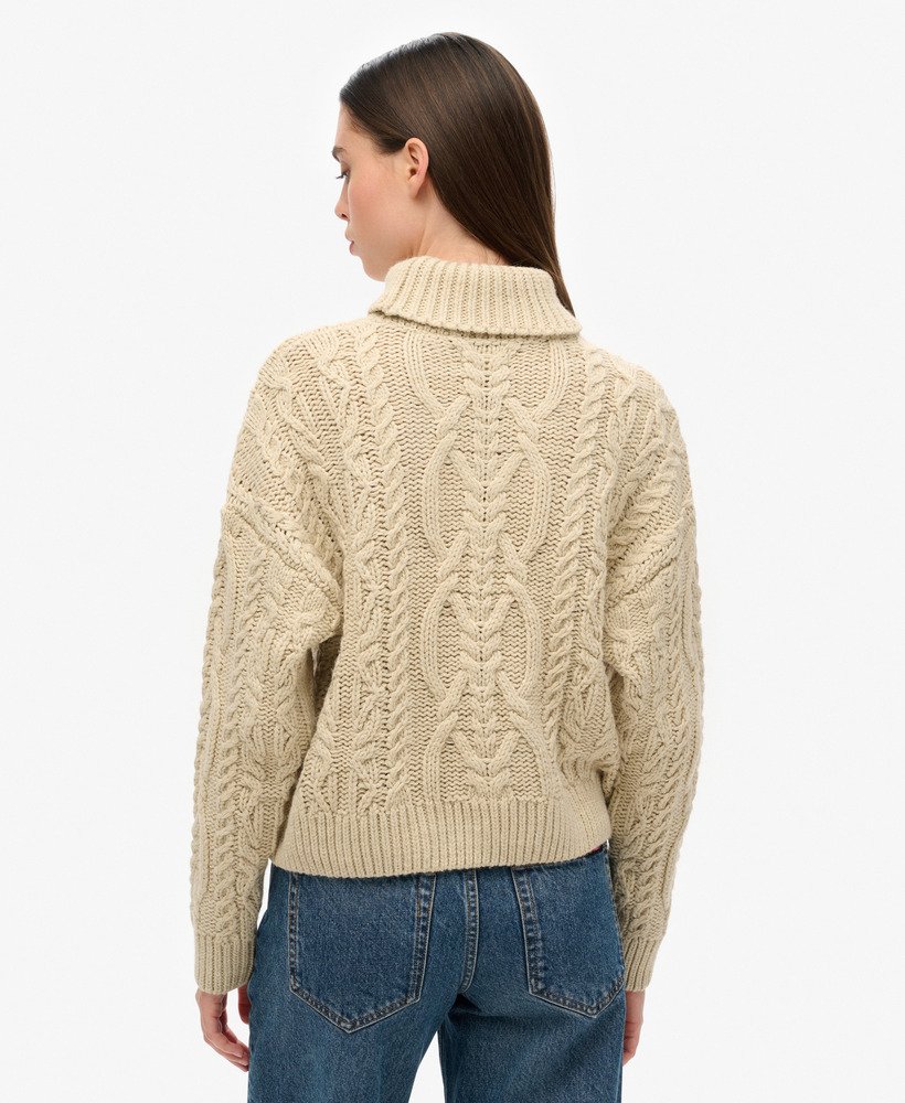 sweter z golfem z dzianiny kablowej w kolorze ecru