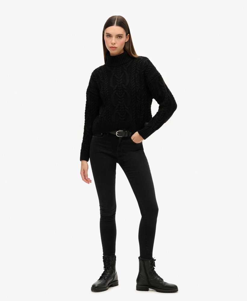 sweter z golfem z dzianiny kablowej w kolorze czarnym