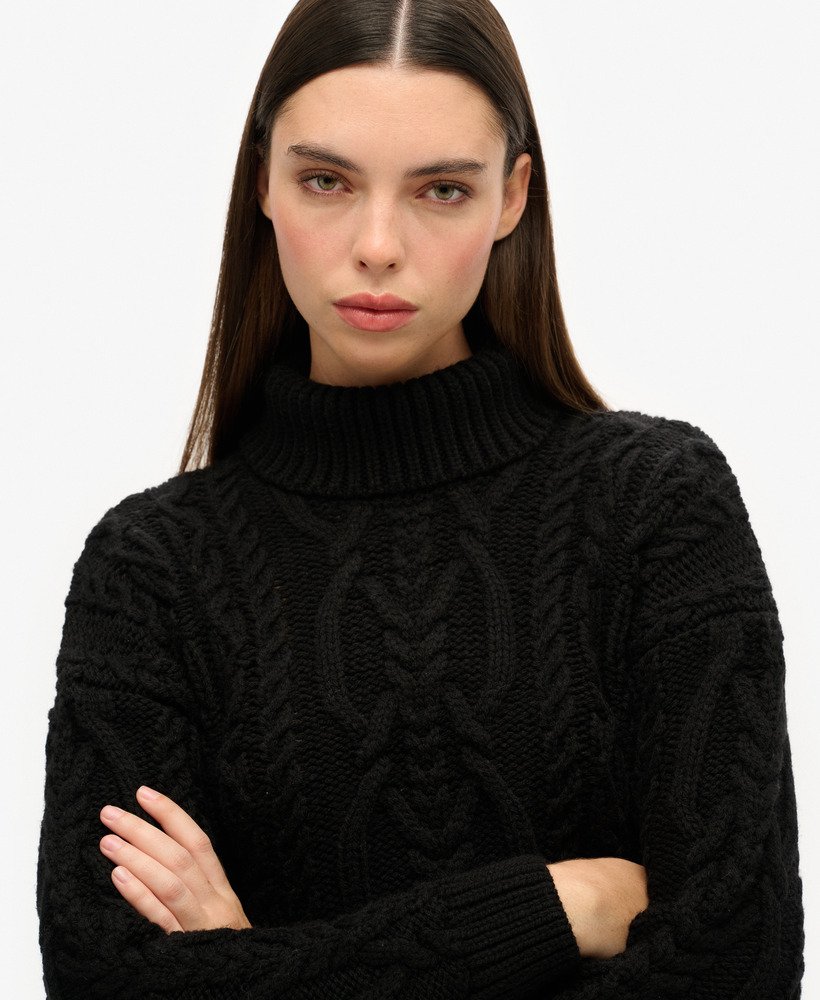 sweter z golfem z dzianiny kablowej w kolorze czarnym