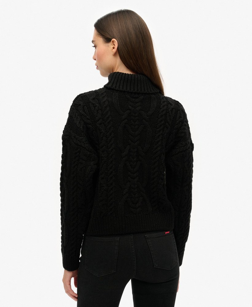 sweter z golfem z dzianiny kablowej w kolorze czarnym