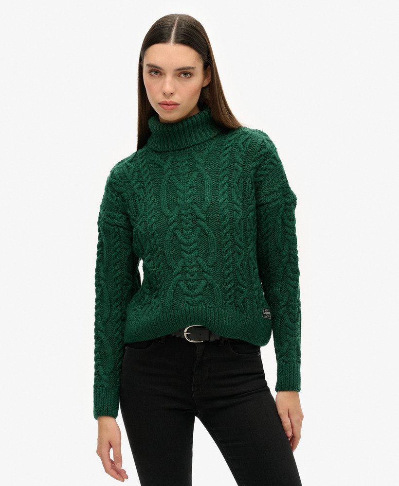 sweter z golfem z dzianiny kablowej w kolorze sosnowej zieleni