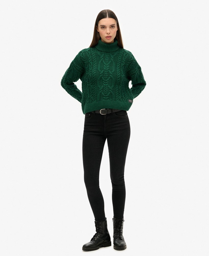 sweter z golfem z dzianiny kablowej w kolorze sosnowej zieleni
