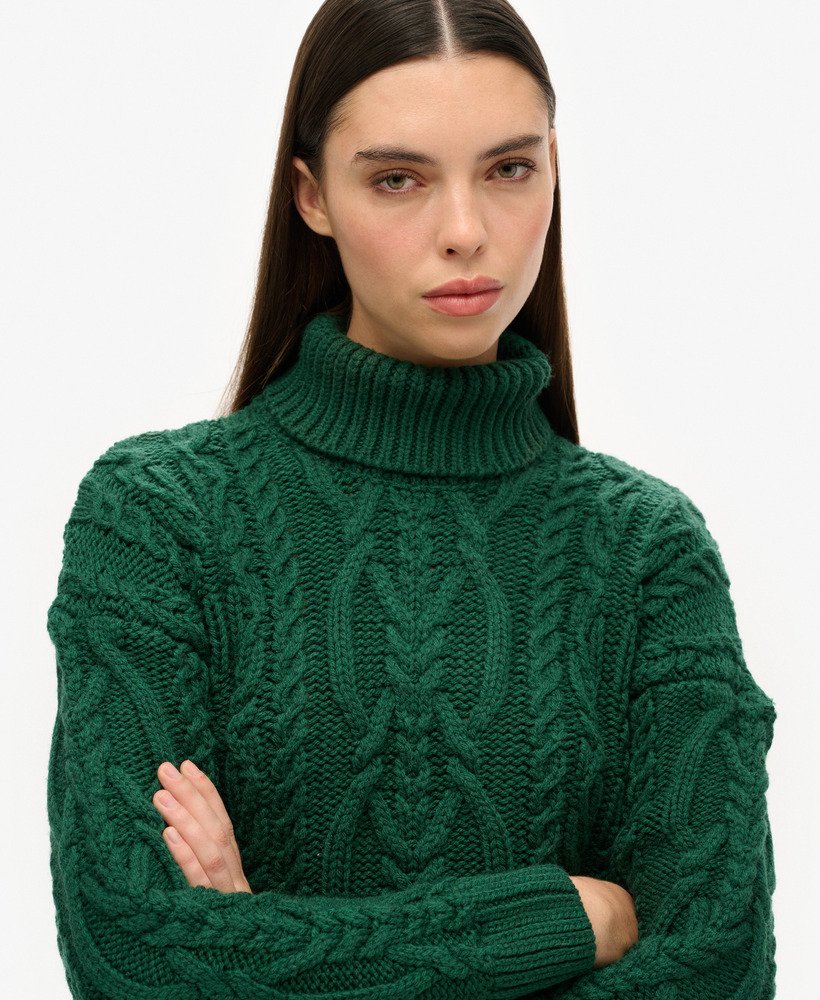 sweter z golfem z dzianiny kablowej w kolorze sosnowej zieleni