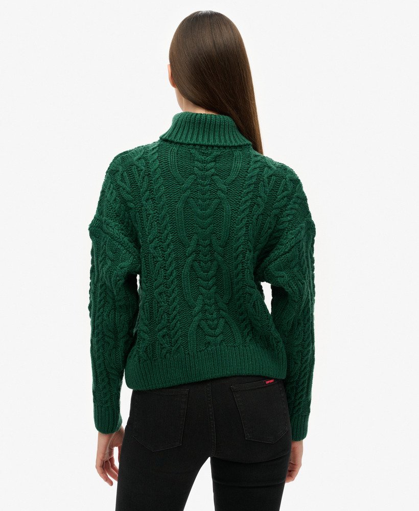 sweter z golfem z dzianiny kablowej w kolorze sosnowej zieleni