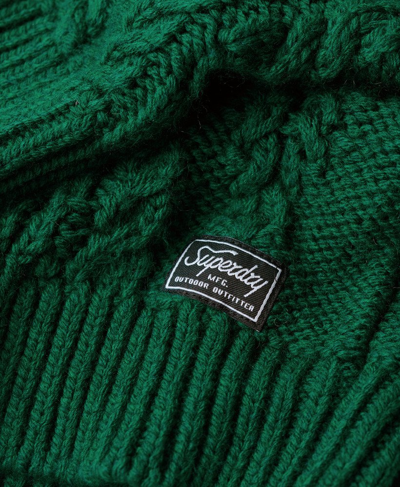 sweter z golfem z dzianiny kablowej w kolorze sosnowej zieleni