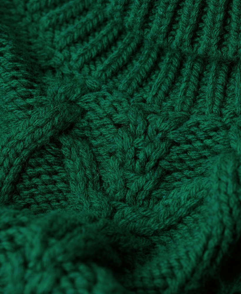 sweter z golfem z dzianiny kablowej w kolorze sosnowej zieleni