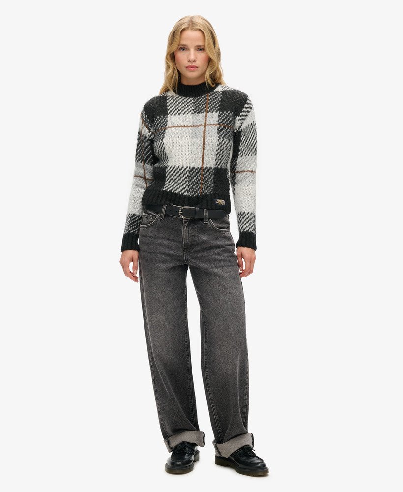 sweter z dzianiny w kratkę w pudełku