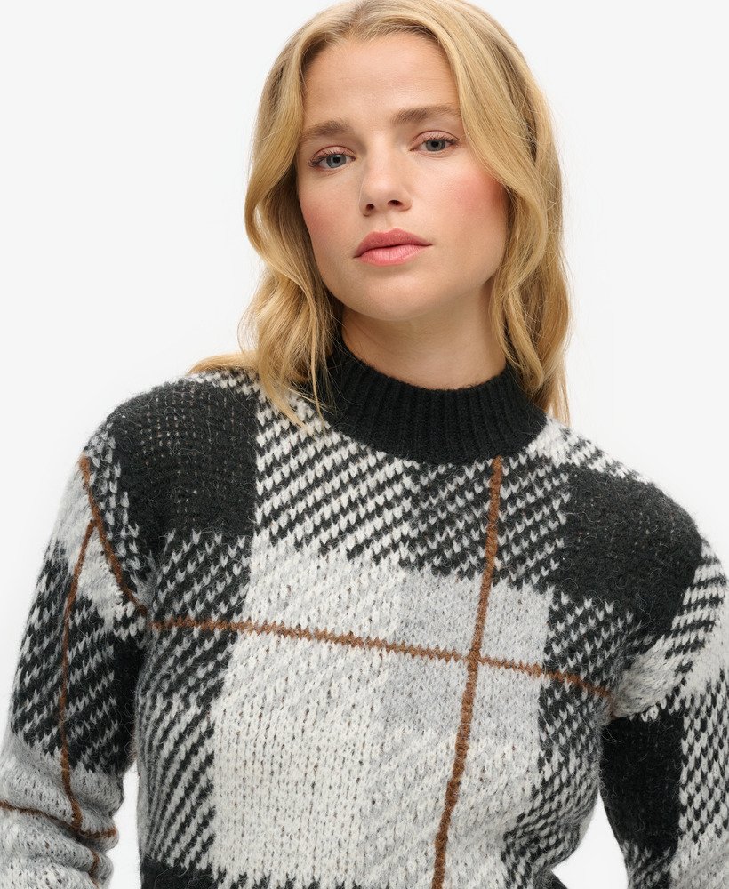 sweter z dzianiny w kratkę w pudełku