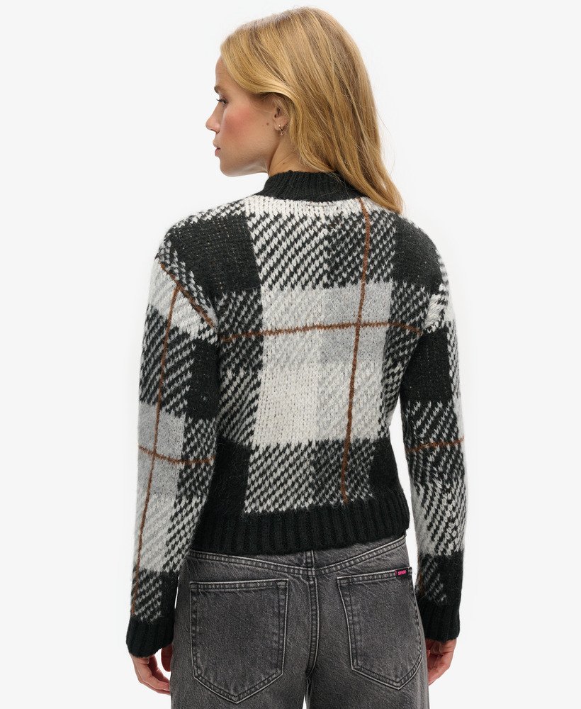 sweter z dzianiny w kratkę w pudełku