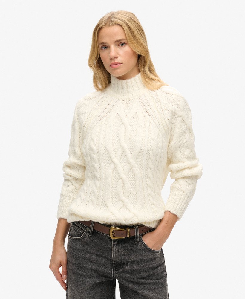 sweter z wysokim kołnierzem i splotem warkoczowym w kolorze off white