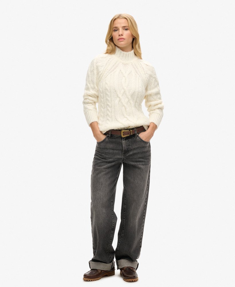 sweter z wysokim kołnierzem i splotem warkoczowym w kolorze off white