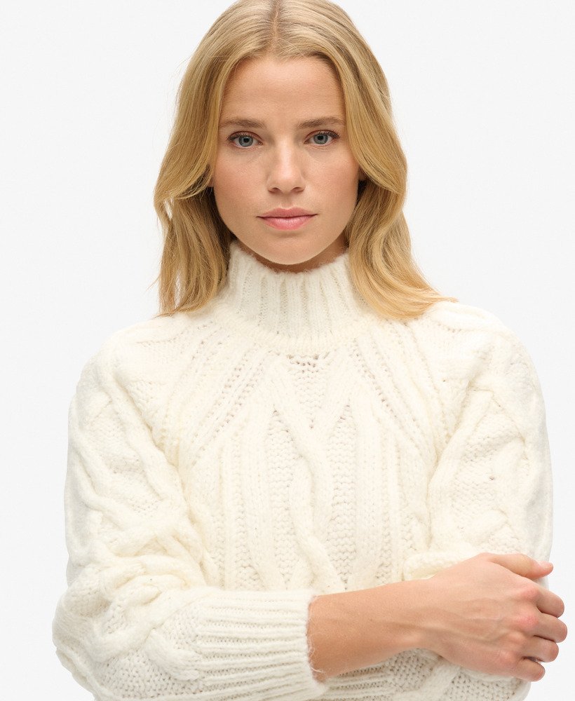 sweter z wysokim kołnierzem i splotem warkoczowym w kolorze off white