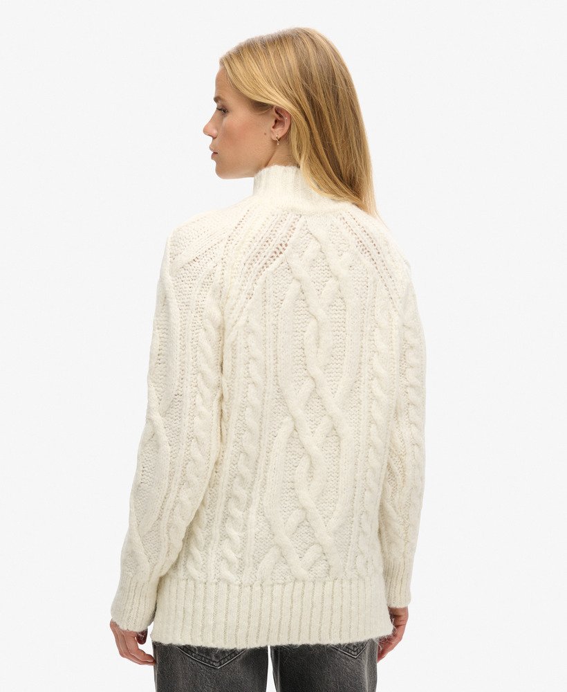 sweter z wysokim kołnierzem i splotem warkoczowym w kolorze off white