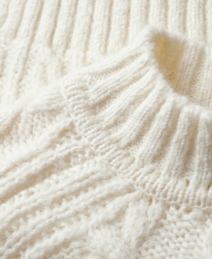 sweter z wysokim kołnierzem i splotem warkoczowym w kolorze off white