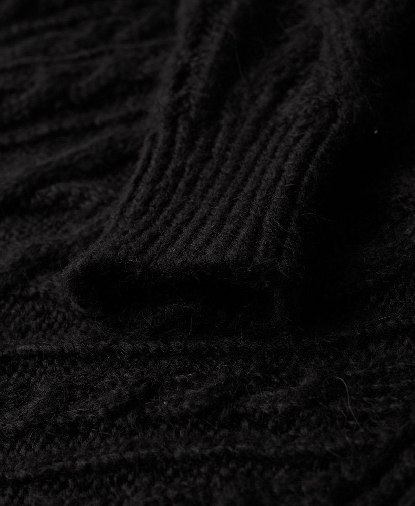 czarny sweter z wysokim kołnierzem i splotem warkoczowym