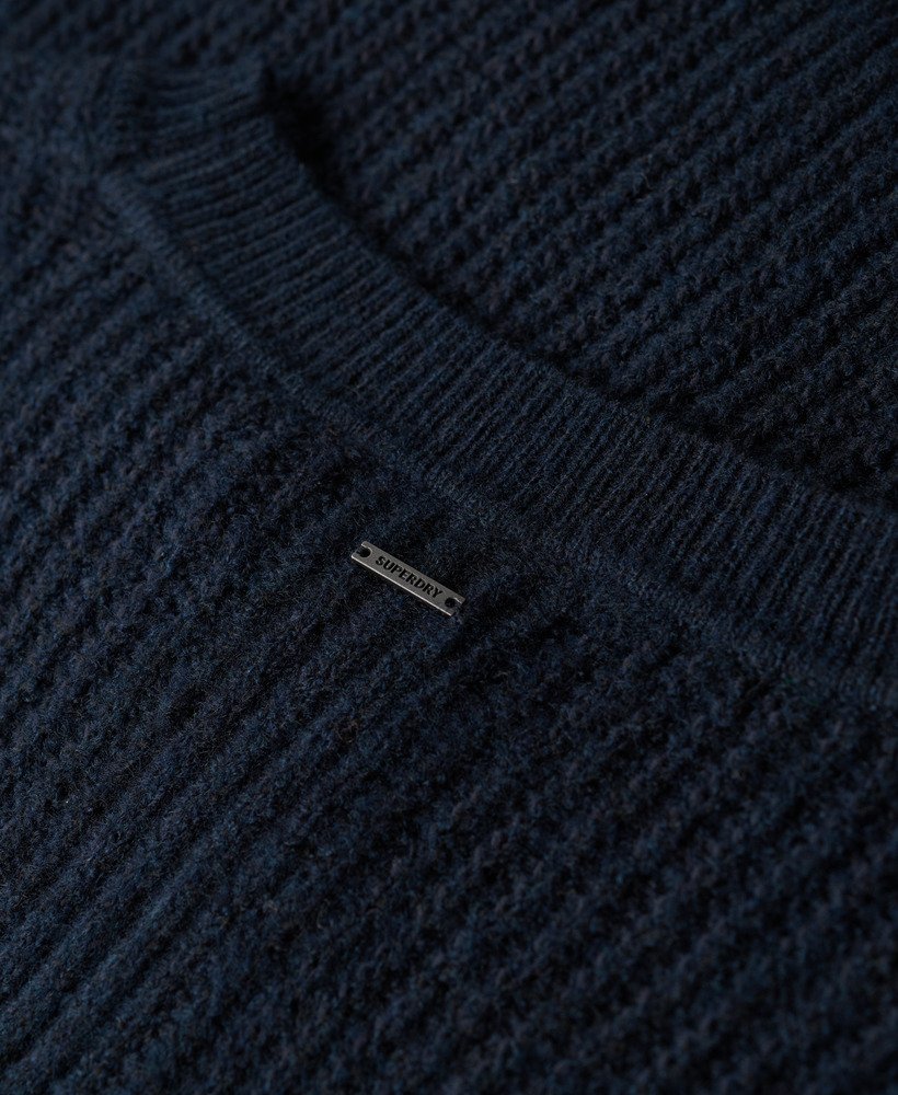 sweter z okrągłym dekoltem w kolorze ciemnoniebieskim z ozdobnym skręconym wzorem